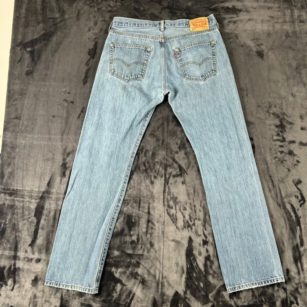 Levi's 501 Original Fit Jeans Mens 33x32 Light Wash Blue Button Fly Straight Leg